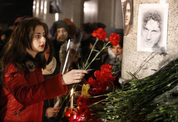 В Киеве сотни людей принесли на Майдан цветы, свечи, лампадки и портреты Андрея Кузьменко: прощание с певцом (фоторепортаж)