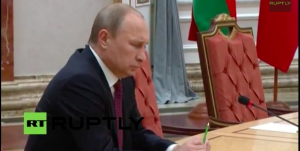 Путін у Мінську зламав ручку, як Янукович у Ростові-на-Дону