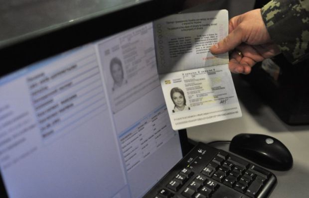 Безвизовым въездом в ЕС смогут воспользоваться украинцы, у которых есть биометрические паспорта / УНИАН