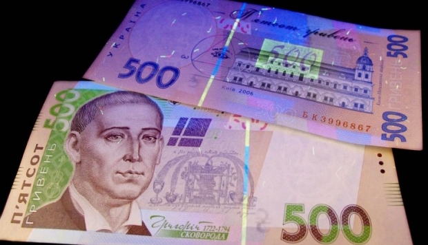 Зарплаты украинцев сильно упали в долларовом эквиваленте / Фото УНИАН