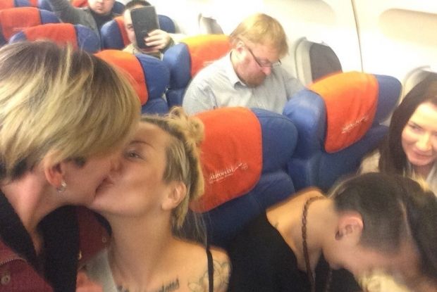 У Росії клуб дівчат, що цілувалися на тлі депутата-гомофоба, перевіряють на пропаганду гомосексуалізму