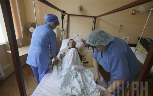 Раненый во время АТО военнослужащий Игорь Скляров в Военно-медицинском клиническом центре 