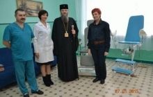 Архиепископ Лука и чемпионка Любовь Черепаха передали военному госпиталю оборудование на сумму 30 тыс. грн.