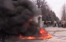 Пікетувальники під Міноборони підпалили шини (відеотрансляція)