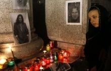 В Киеве сотни людей принесли на Майдан цветы, свечи, лампадки и портреты Андрея Кузьменко: прощание с певцом (фоторепортаж)