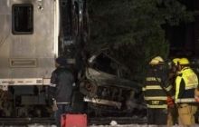В Нью-Йорке поезд врезался в машину, которая застряла на переезде (фото)