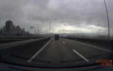 В Тайване самолет упал в реку прямо посреди города (видео)