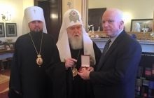 Патриарх Филарет наградил орденом сенатора Маккейна (фото)