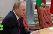 Путін у Мінську зламав ручку, як Янукович у Ростові-на-Дону