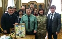 Министру обороны на 50-летие подарили торт и картину с портретами Путина (фото)