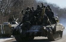 Українські військові виходять з Дебальцевого з прапорами України та по 12 осіб на танку (фото)