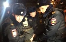 У посольства Украины в Москве задержали людей за попытку возложить цветы в память Небесной сотни (фото)