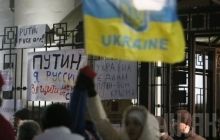 У посольства РФ в Киеве переселенцы провели пикет против оккупации Крыма