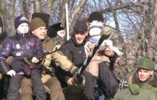 Боевики устроили в Ровеньках парад: на БМП посадили детей с автоматами