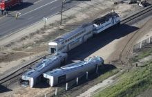 У США потяг врізався у вантажівку: три вагони зійшли з рейок, десятки осіб поранені