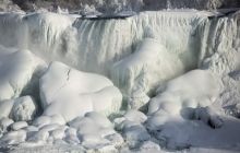 Из-за рекордных морозов Ниагарский водопад превратился в лед (фоторепортаж)