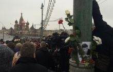 Тисячі москвичів з самого ранку продовжують нести квіти до місця вбивства Нємцова (фоторепортаж)