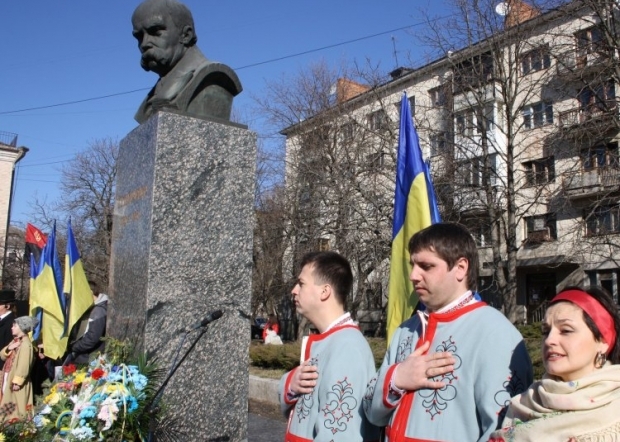 Торжества в честь дня рождения Шевченко в Житомире / Фото УНИАН Торжества в честь дня рождения Шевченко в Житомире / Фото УНИАН
