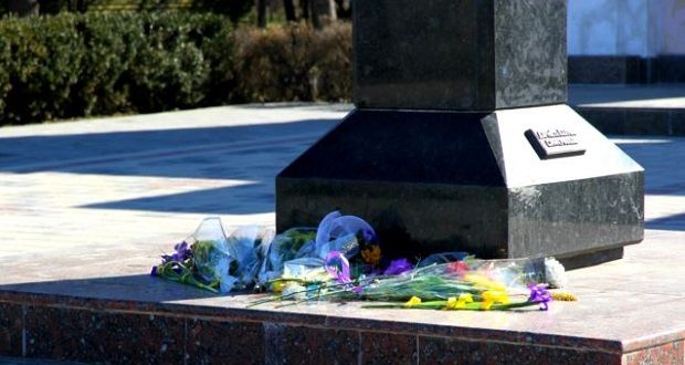 Але незважаючи на це місцеві жителі принесли квіти \ krymr.com Але незважаючи на це місцеві жителі принесли квіти \ krymr.com