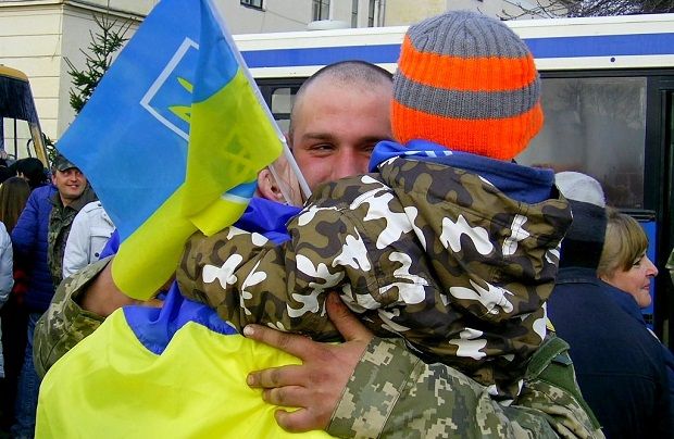 Їх зустрічали родичі, міська влада та містяни \ mil.gov.ua Їх зустрічали родичі, міська влада та містяни \ mil.gov.ua