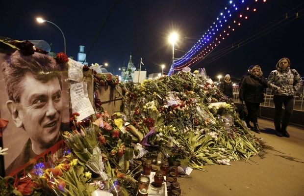 К месту убийства Немцова люди регулярно приносят цветы / REUTERS