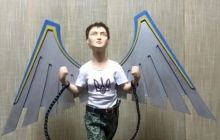 Нардеп показал уникальную статуэтку Савченко с крыльями (фото)