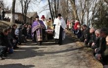 На Черкасщине на отпевании военного, который погиб в АТО, на коленях стояло все село (фото)