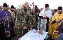 На Черкащині на відспівуванні військового, який загинув у АТО, на колінах стояло усе село (фото)