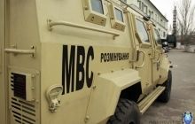 Житель Мариуполя нашел в поле чемодан с миной