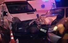 Шестеро осіб постраждало при лобовому зіткненні таксі та мікроавтобуса в Києві