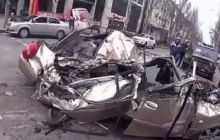 В центре Донецка танк боевиков раздавил легковой автомобиль (видео)