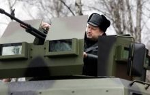 Турчинов з Аваковим оглянули нову військову техніку під Києвом (фото, відео)