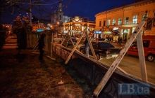 У боротьбі з будівництвом кияни знесли паркан навколо скверу на Контрактовій площі (фото, відео)