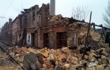 В Одесі занедбана будівля обвалилася на залізничні колії під час руху двох поїздів (фото)