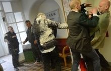 Шведського міністра облили піною з вогнегасника під час відвідування табору біженців (фоторепортаж)