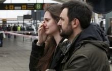 Родичі жертв авіакатастрофи у Франції почали збиратися в аеропорту Барселони (фото)