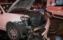 На світлофорі в центрі Києва лоб в лоб зіткнулися Porsche Cayenne і Saab