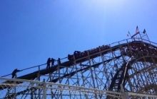 В Нью-Йорке 20 человек застряли на "верхушке" американских горок