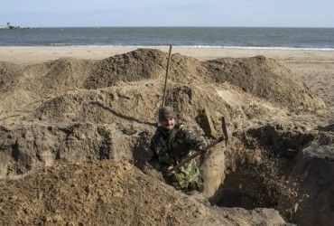 Россияне вербуют в Мариуполе разнорабочих для обустройства оборонительных сооружений возле Бердянска