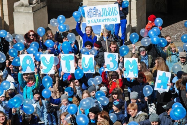 По всему миру 2 апреля надевают голубое в знак поддержки людей с аутизмом / Фото УНИАН