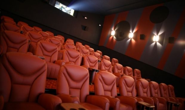 Сравнивая с докарантинным уровнем, посещаемость кинотеатров упала в пять раз / фото REUTERS
