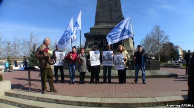 Согласование митинга с оккупантами не помогло активистам в проведении акции / ru.krymr.com Согласование митинга с оккупантами не помогло активистам в проведении акции / ru.krymr.com