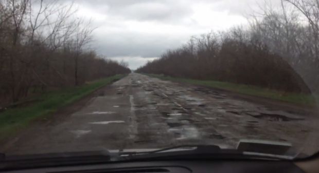 Более полугода в Украине реализуется эксперимент по ремонту дорог / скриншот видео