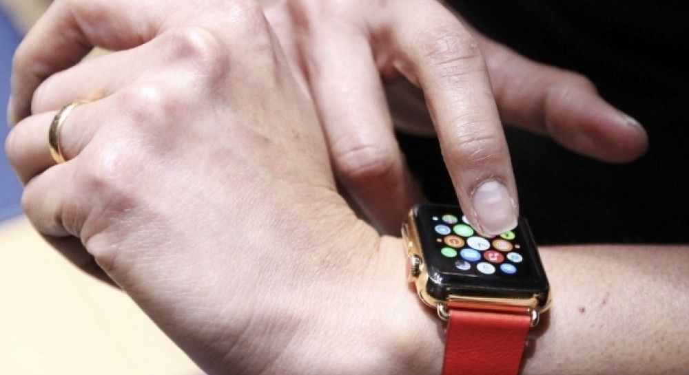 Первые счастливчики приобрели "умные" часы Apple Watch | УНИАН