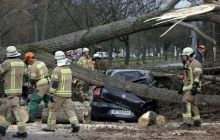На Германию налетел мощный ураган: аэропорты и вокзалы работают с перебоями, есть жертвы (фото)