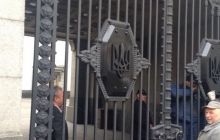 Hammer and sickle on Verkhovna Rada’s gates replaced by emblem of Ukraine