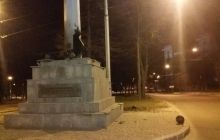 Stele with national flag attacked with bomb in center of Kharkiv