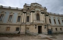 У Києві руйнується Маріїнський палац: обсипається штукатурка та сиріють стіни