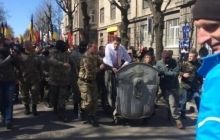 В Ивано-Франковске начальнику областного управления юстиции провели "экскурсию" в мусорном баке (видео)