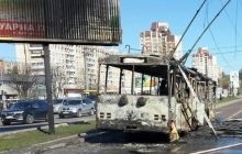 Во Львове посреди маршрута сгорел троллейбус, пострадал водитель (фото, видео)